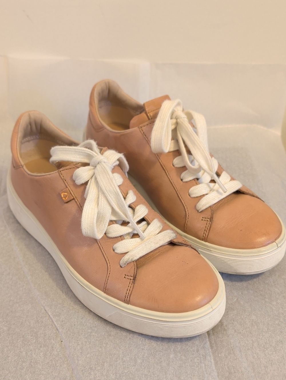 Gorgeous ECCO Women’s Leather Low-Top Sneakers in Blush Pink Size 39
